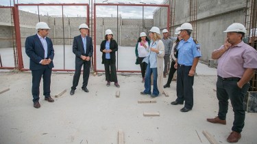 Los ministros Nicolini y Etcheverry recorrieron el pabellón que se construye junto a la Unidad 11 de Neuquén. (Gentileza)