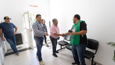 Los representantes de ATE y de UPCN se saludan en la previa de la negociación con Salud. Foto: Pablo Leguizamon