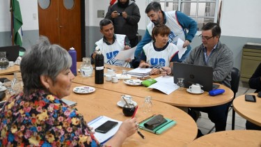 Con demoras, los paritarios se reúnen en la Secretaría de Trabajo. Foto: Marcelo Ochoa.