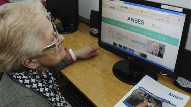 Los pensionados de ANSES recibirán el bono de 70 mil pesos, según sus ingresos.-