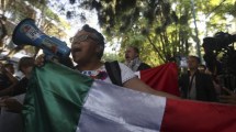 Imagen de Policía ecuatoriana irrumpe en embajada de México y desata indignación: ¿Por qué es tan preocupante?