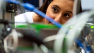 Por qué la inteligencia artificial podría perpetuar las desigualdades de género y qué se necesita para evitarlo 