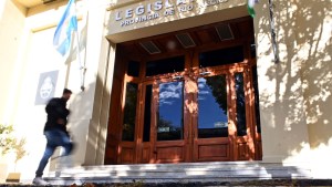 Denuncian a una legisladora de Río Negro por el nombramiento de cuatro familiares directos