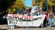 Imagen de El acampe en el hospital de Roca cumple 26 días este viernes: marcharon por el centro hasta la Ruta 22