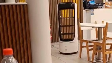 El moderno mozo que trabaja en una estación de servicio de Roca. 