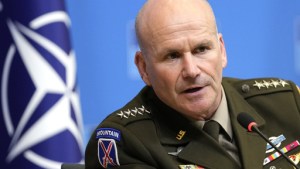 Rusia superará a Ucrania 10 a 1 en armamento si no recibe ayuda de EEUU, dice general estadounidense