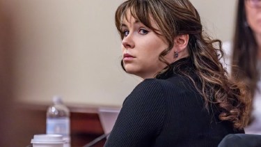 Hannah Gutiérrez-Reed, la ex armera de la película Rust, escucha los alegatos finales de su juicio en la Corte del Primer Distrito en Santa Fe, Nuevo México, EEUU.