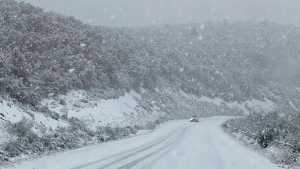 Video | ¡Qué rápido!: mirá la maniobra para retirar la nieve en una de las rutas de la cordillera de Neuquén 