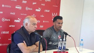 Tras una reunión clave, Carlos Tévez aseguró que continuará como técnico de Independiente