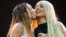 Imagen de Se juntaron «Las originales»: Tini apareció en el show de Emilia y cerraron con un beso