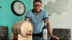 Viedma: cumplió el sueño de producir su fernet artesanal, «Kaani»