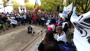 Hubo una multitud en la plaza San Martín, en el marco de la marcha universitaria en la capital rionegrina.
Foto: Marcelo Ochoa