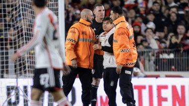 Un fanático invadió el campo de juego para abrazar a Franco Armani.