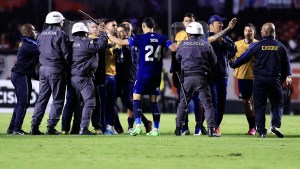 Video | Talleres protagonizó un escándalo en Brasil: la policía agredió a un jugador y hubo demorados