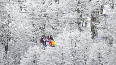 En San Martín de los Andes, ya venden pases anticipados para este invierno, con precios más bajos que los que ofrecen otros centros de esquí del país.