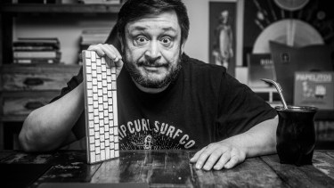 “Es un libro lleno de cuentos dramáticos”, dice Casciari sobre “Cuentos contra reloj”.