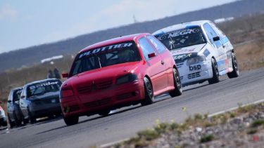 El piloto de Plottier dejó en el camino al campeón Quinteros. (Prensa Turismo Pista del Valle)