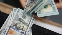 Imagen de Dólar blue en Neuquén: cayó más de 60 pesos en cuatro días y ya es más barato que el MEP