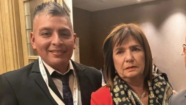 La ministra de Seguridad, Patricia Bullrich junto al policía Luis Chocobar 