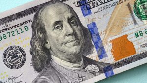 El dólar blue bajó diez pesos a $1.435 en el cierre de la semana: cómo cotizaron el MEP y el CCL