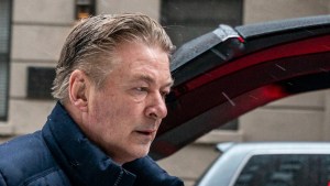 Juez denegó petición de Alec Baldwin de retirar la acusación por disparo en el rodaje de &#8216;Rust&#8217;