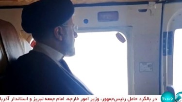 Ebrahim Raisi, durante su viaje en helicóptero mostrado por la televisión iraní.. Imagen: AFP
