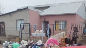 Ingresaron en la casa que le alquilaron en Bariloche y arrojaron todas sus pertenencias a la calle