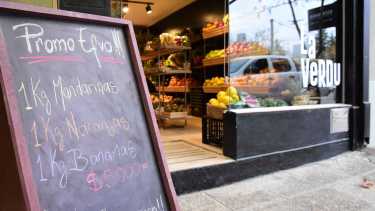 Súper combo de frutas y en pleno centro de Neuquén: le encontraron la vuelta para renovarlo cada semana (Foto: Cecilia Maletti)