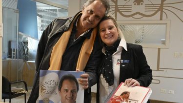 Marisa Dezotti es trabajadora municipal de Bariloche y admiradora de Daniel Scioli con se encontró hoy. Foto: Chino Leiva