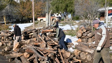 Adelantan la entrega de leña para calefacción a familias vulnerables de Neuquén: cuándo será 