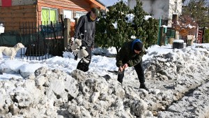Historias detrás de la nieve en Bariloche: calles intransitables, colectivos que no pasan y la odisea de vivir sin gas