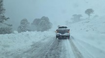 Imagen de Video: Así fue la épica caravana para sacar a los turistas varados en una ruta de la Patagonia tapada por la nieve