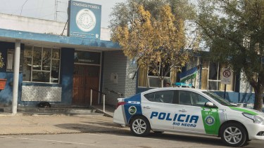 Efectivos de la comisaría Primera le salvaron la vida a dos personas que se estaban ahogando en el río Negro. 