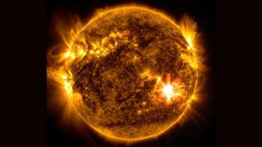 El Sol desató ráfagas de plasma magnetizado (una de las cuales se ve en la parte inferior derecha de esta imagen ultravioleta) durante una tormenta solar que comenzó alrededor del 8 de mayo. Créditos: NASA/SDO.