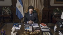 Imagen de Qué tiene Javier Milei en su escritorio: el detallado análisis sobre la foto de la revista Time