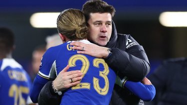 Mauricio Pochettino saluda al capitán Gallagher durante un partido de la Premier League.