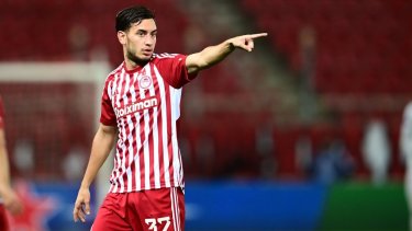 El argentino Santiago Hezze dio la asistencia para el tanto de su equipo el Olympiacos. 