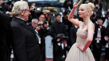 George Miller y Anya Taylor-Joy en la  premiere de 'Furiosa: A Mad Max Saga', en Cannes (Photo by Scott Garfitt/Invision/AP)