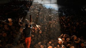 Plan Calor en Bariloche: la leña llegará a los beneficiarios, pero hay una millonaria deuda