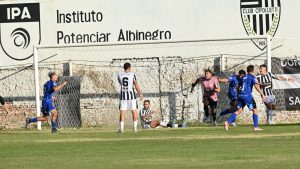 La polémica de Cipolletti &#8211; Villa Mitre: ¿Fue falta a Crespo en el gol visitante?