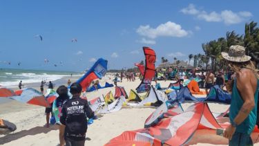 A la derecha se ve a Iván Carpintero.  Vivir trabajando en la playa con sus clases de kitesurf es su sueño