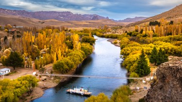 Para llegar a Villa Llanquín, la balsa cruza el Limay, límite natural entre las provincias de Neuquén y Río Negro.  Foto: Nelson Salazar