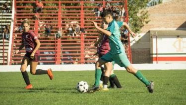 Julián brilla en el Deportivo Mainqué. Juega de 8, y admira a Julián Álvarez y a Lionel Messi. Su equipo lo contiene. "Son lo mejor" contó el chico // Foto: Marianne Schröeder-Gentileza-