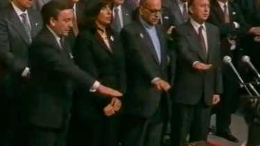 Jaime de Nevares jura como constituyente junto a Daniel Baum, Luz Sapag y Jorge Brillo. Atrás, Raúl Alfonsín.
