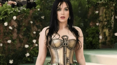 Katy Perry "asistió" a la MET Gala debido a la IA. La cantante estadounidense publicó imágenes falsas de su supuesta asistencia al evento generadas con inteligencia artificial.