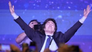 El dólar blue despierta mientras Milei se concentra en España y su show musical para el Luna Park