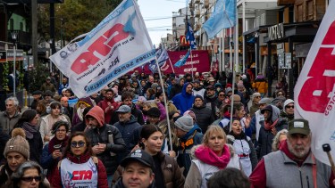 El cántico que más se escuchó en el trayecto de unas 15 cuadras, desde Onelli y Moreno hasta el Centro Cívico, fue “La Patria no se vende, se defiende”. Foto: Marcelo Martínez