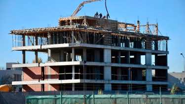 En el camino del paseo costero en cercanías de la península de Hiroki, un edificio de departamentos se erige por sobre el resto de las viviendas en un loteo privado con vista al Limay (foto Matías Subat) 