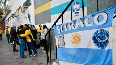 Desde el correo de Neuquén festejaron que  quedó afuera de la privatización de la empresa. Foto: Matías Subat