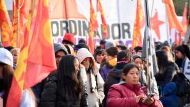 Organizaciones sociales de Neuquén protestan en el ministerio de Trabajo, este viernes